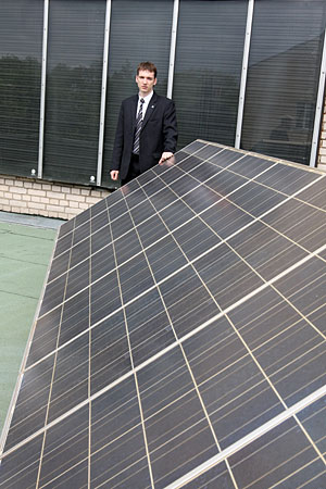 Солнечный фотоэлектрический модуль, установленный на крыше Международного государственного экологического университета имени А. Д.  Сахарова, обеспечивает аварийное освещение в подвальном помещении вуза
